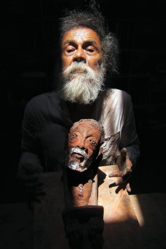 Francisco Toledo holding a ceramic